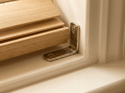 Auf dem Fensterrahmen schrauben